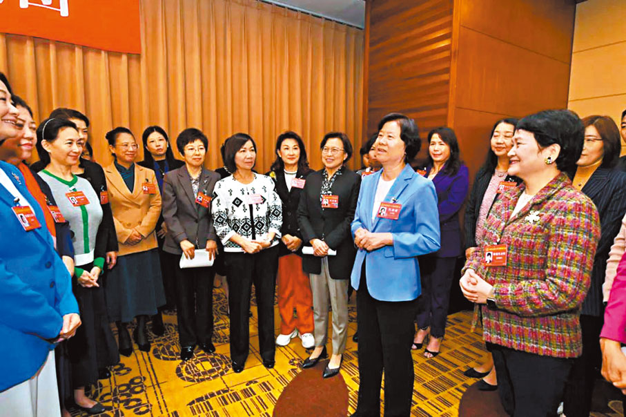 ◆沈躍躍22日來到中國婦女第十三次全國代表大會駐地，看望香港代表團的特邀代表們。