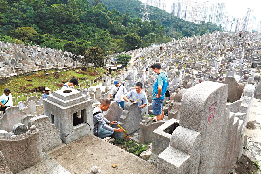 ◆ 市民燒香拜祭先人。 香港文匯報記者郭木又 攝