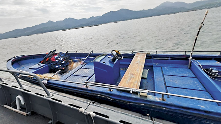 ◆警方昨日在后海灣水域截獲一隻載有非法入境者的舢舨。