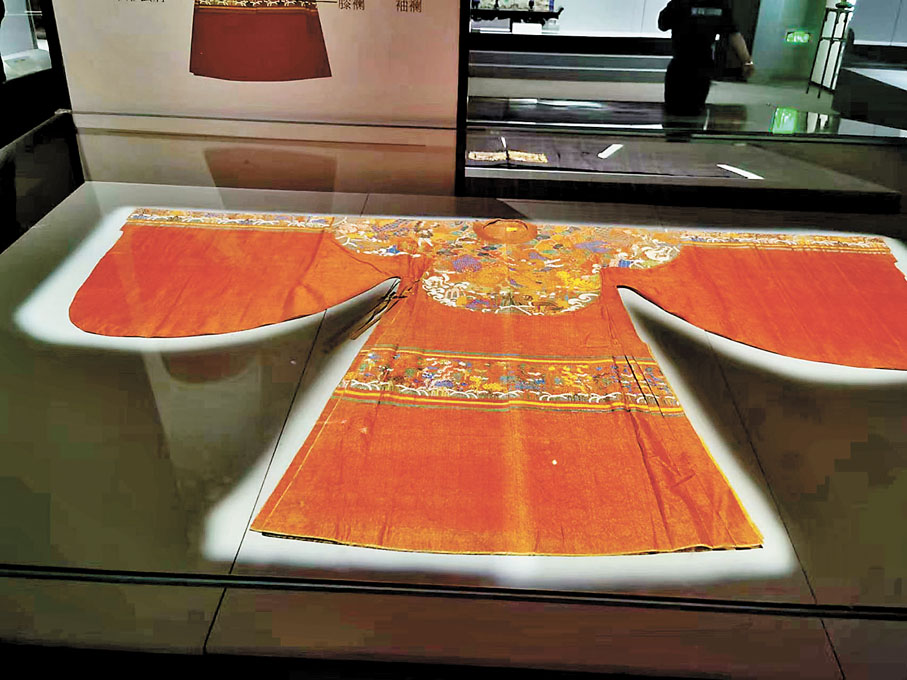 ◆明大紅色四獸朝麒麟紋妝花紗女袍與觀眾重逢。