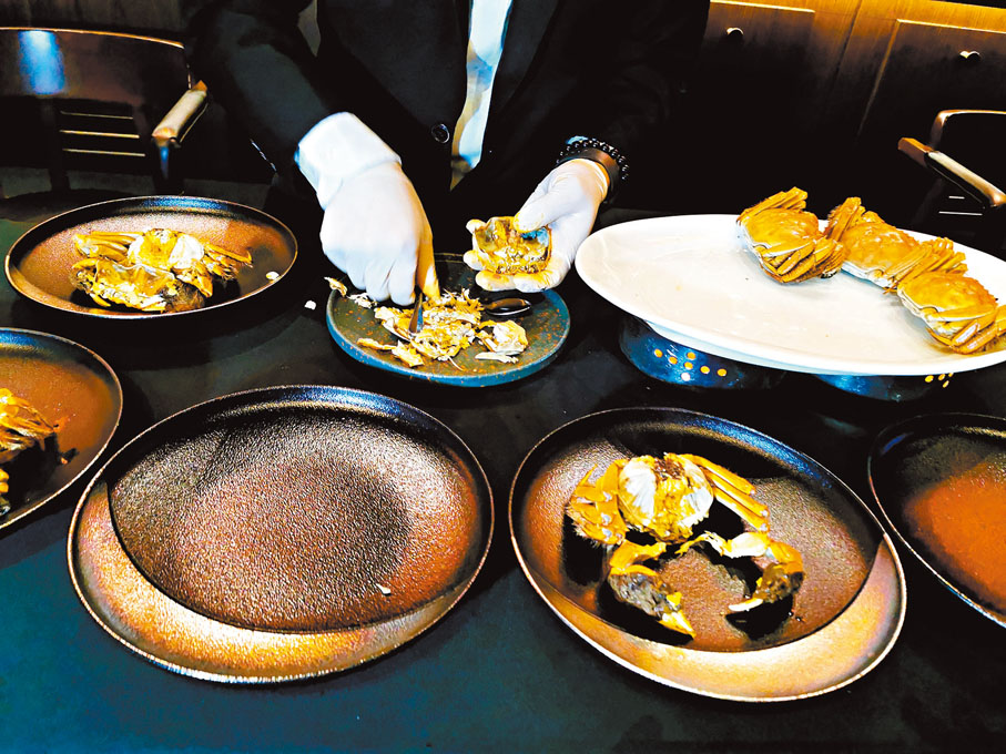 ◆食清蒸江蘇大閘蟹，服務員幫你做第一層功夫。