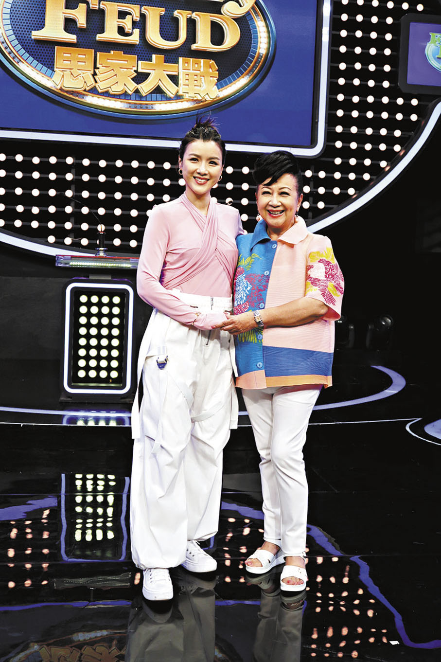 ◆家燕姐與陳茵媺牽手合影。