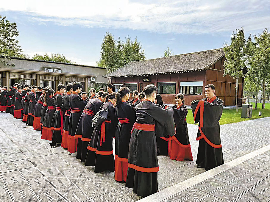◆今年7月，香港8所學校共26名師生搭乘高鐵一路北上，走進千年古城長安，在陝西開展為期一周的傳統文化研學。 資料圖片