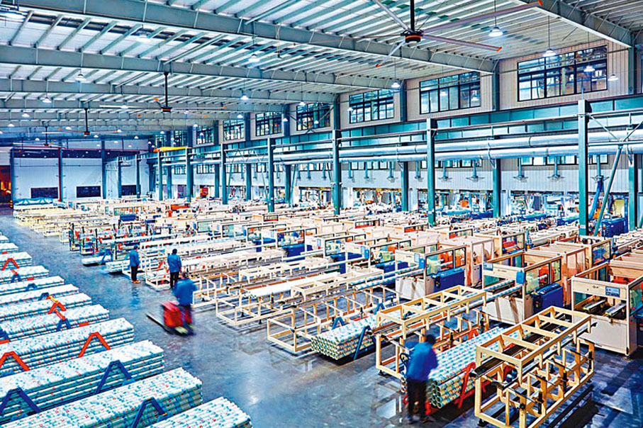 ◆日豐集團在每個產品上打專屬識別編碼，可溯源車間、工人、物流、售賣、安裝。圖為日豐集團的工廠車間。 香港文匯報廣州傳真