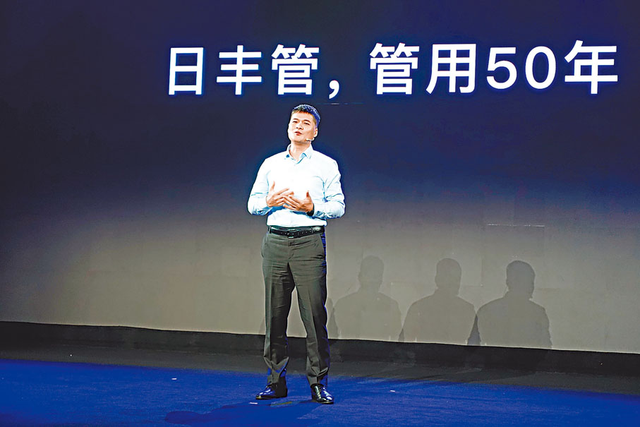 日豐集團首席信息官尹浪：日豐每年生產的產品數量將近20億，在20億個產品裏面抓質量，過去我們是靠線下、靠人工來管理，做得很辛苦。但現在我們「靠數據」來抓產品質量。我們每個產品上，都有一個唯一的識別編碼。識別編碼，就能讓這個產品生產的車間、質檢的工人、運輸的物流、售賣、安裝等各個環節都能被溯源。