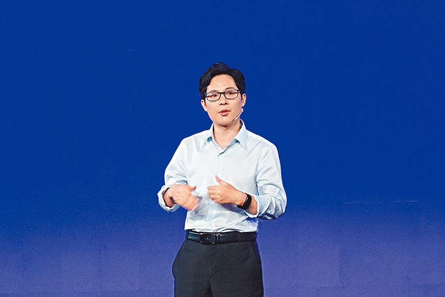 釔虹精密副總經理華建生：儘管員工人數僅40餘人，但通過數字轉型，公司年營收超4,000萬元（人民幣，下同）。小工廠的數字化，其實沒有那麼難。公司通過企業微信的「自建應用」搭建了「委外工單進度看板」，一年數字化投入只需8,000元，將生產全流程放到生產線上，生產主管能清晰看到與外部上下游供應鏈企業合作的工單完成度，實現「透明化生產」。