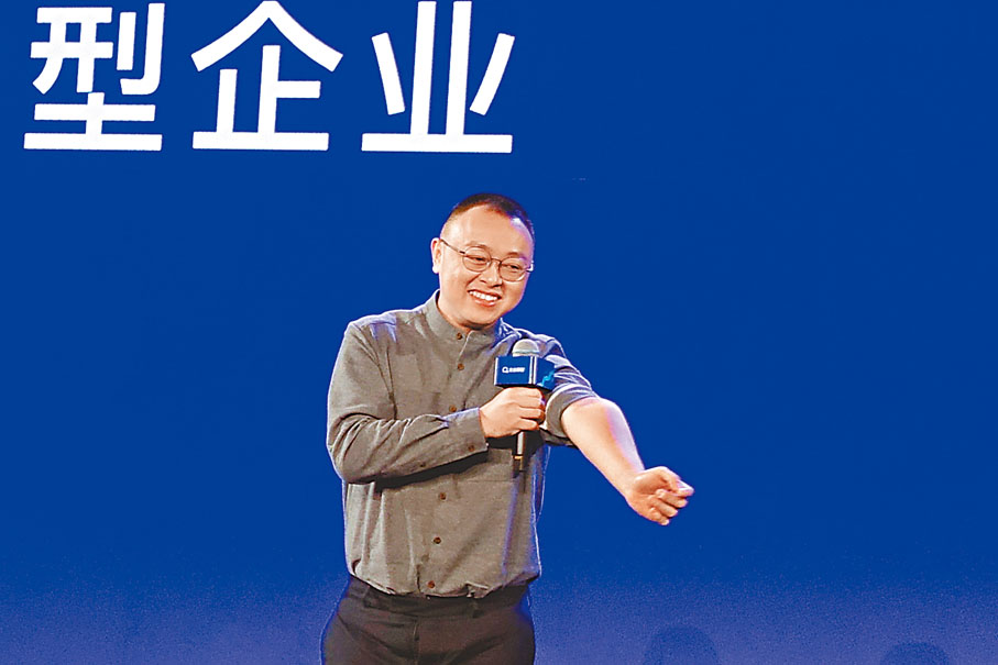 雷士照明CIO劉之瀚：中國製造擅長規模化生產和快速交付，極易捲入價格戰漩渦、走向同質化競爭。要擺脫價格「內戰」的關鍵，可以轉型直連消費者，向服務要附加值，從電商價格戰中走出一條高端定制化的服務轉型之路。