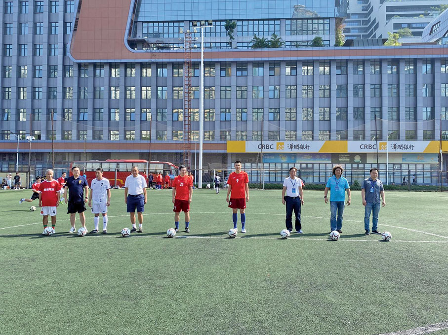 ◆ 賓主於比賽前進行開球禮。