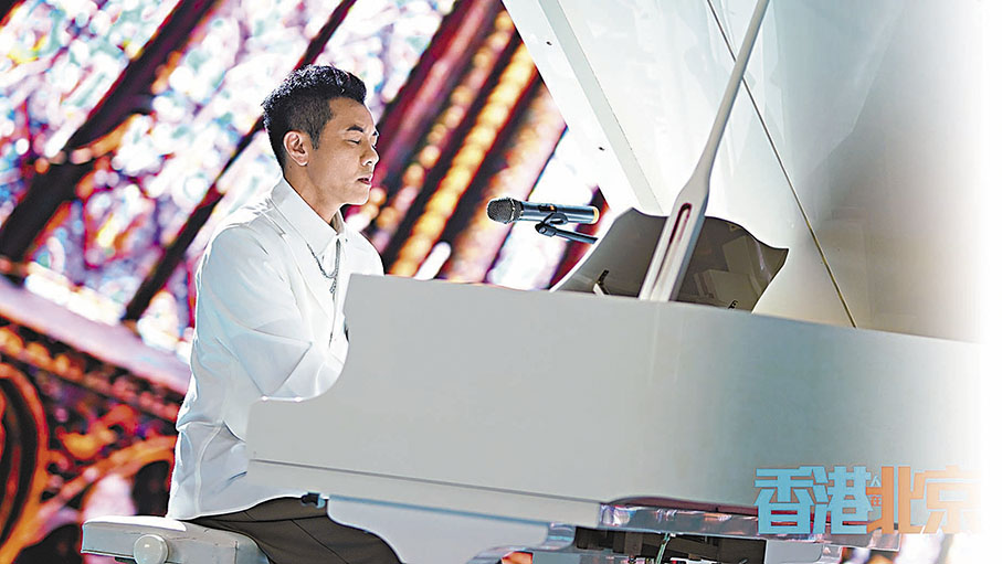 ◆梁漢文化身鋼琴王子晒琴技。