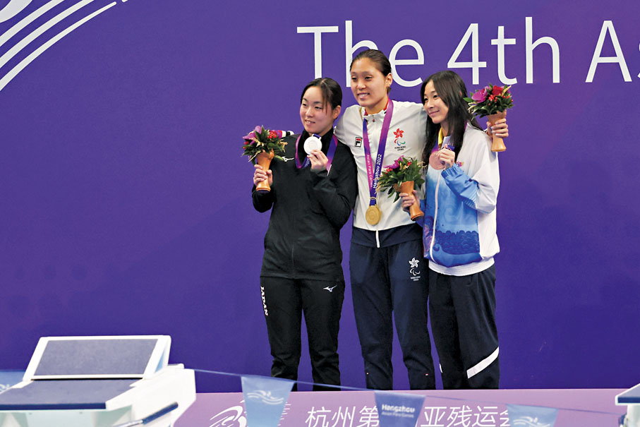 ◆陳睿琳站上頒獎台領獎。 中國香港殘奧會圖片