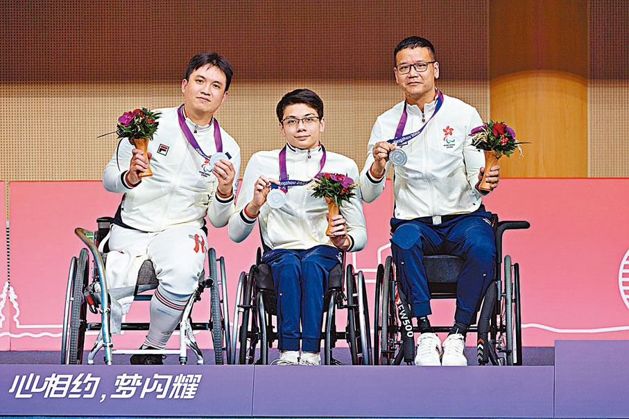 ◆男子佩劍隊取得銀牌。 中國香港殘奧會圖片