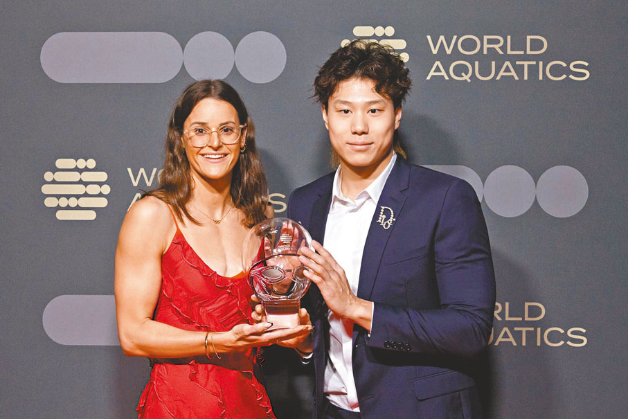 ◆麥基翁（左）和覃海洋在頒獎典禮上合影。 新華社