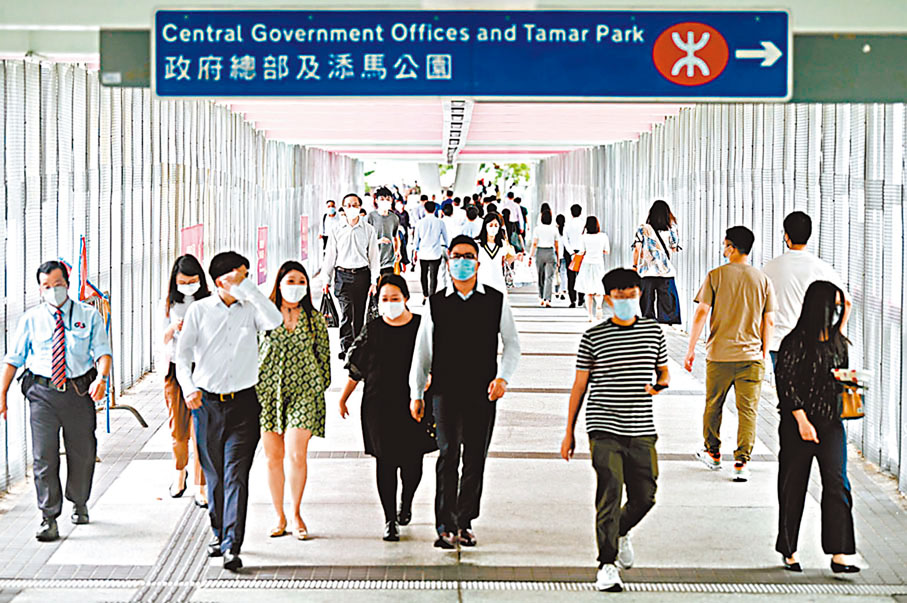 ◆李家超提醒各部門要牢記市民對「以結果為目標」的期望。圖為政府總部外天橋。資料圖片