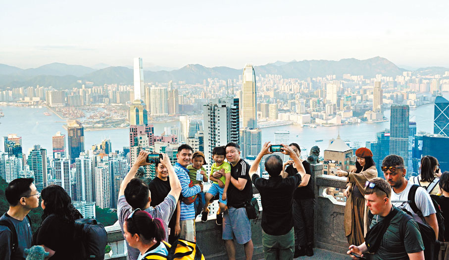 ◆特區政府將推出多項振興旅遊業措施。圖為遊客在太平山上眺望維港。 香港文匯報記者曾興偉  攝