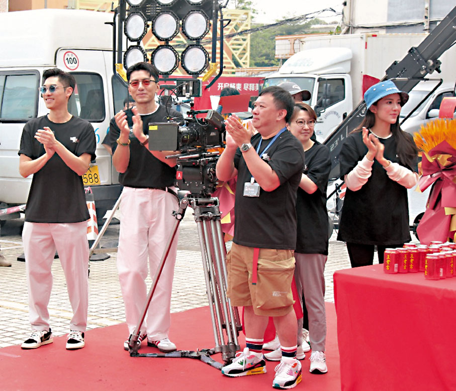 ◆袁偉豪(左二)和關楚耀(左一)十分歡迎政府的新生嬰兒兩萬元津貼新政策。