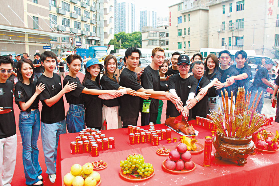 ◆眾人一致穿上劇組T恤誠心上香和切燒豬。