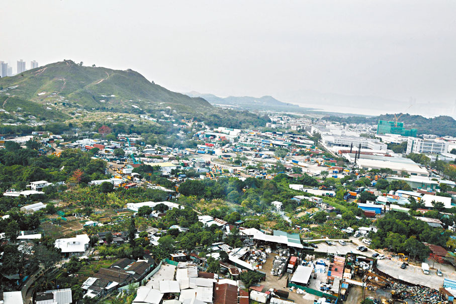 ◆北部都會區允許土地業權人在配合政府要求下、擁有九成業權亦可申請換地。圖為元朗橫洲棕地。 資料圖片
