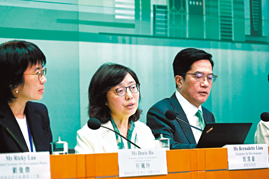 ◆右起：財政司副司長黃偉綸和發展局局長甯漢豪、常秘(規劃地政)何珮玲 。 香港文匯報記者曾興偉 攝