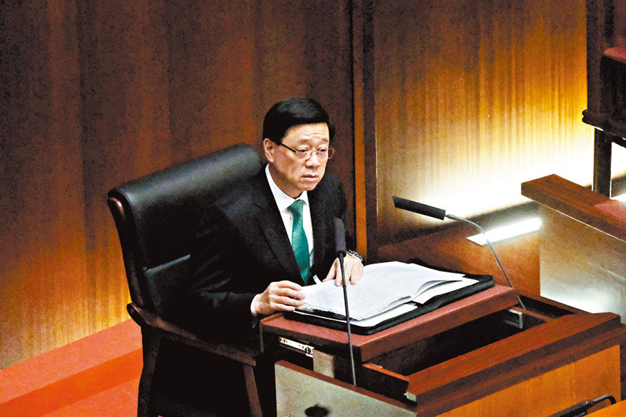 ◆特首的施政報告每頁都有便利貼、熒光筆記號。 香港文匯報記者涂穴  攝