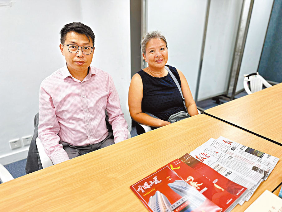 ◆馮傳宗（左）冀向市民說好公務員故事。香港文匯報記者藍松山  攝