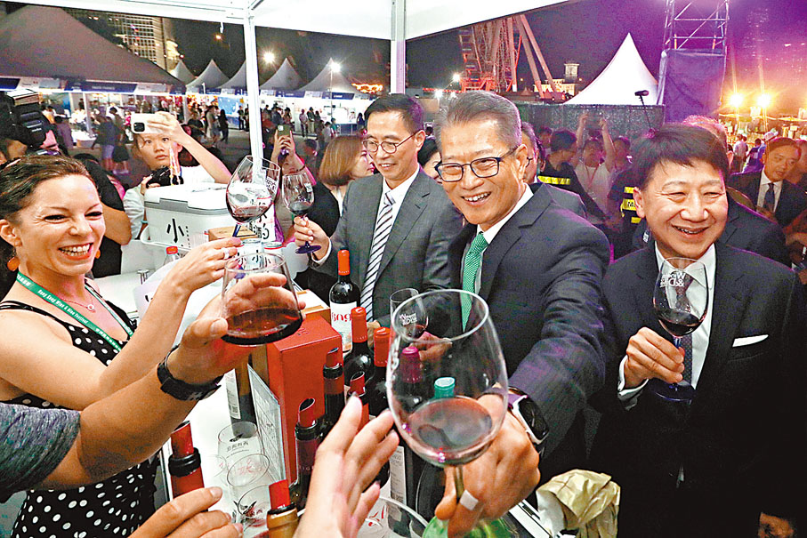 ◆官員與展商「飲勝」。