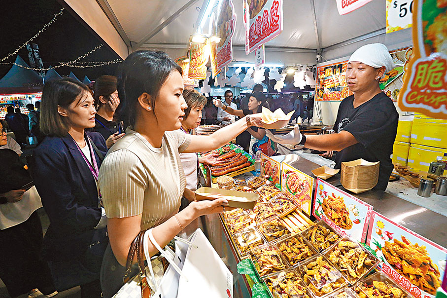 ◆市民排隊購買港式小食。