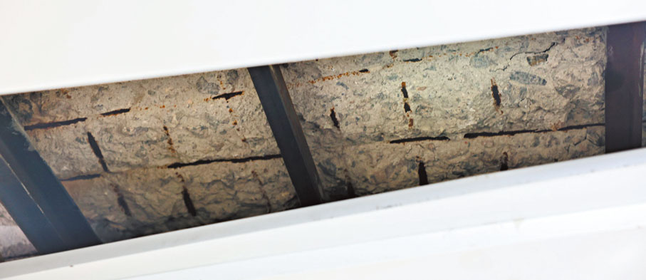 ◆樓下單位住戶拆開假天花，發現整個天花石屎幾乎全部剝落且鋼筋外露。香港文匯報記者劉友光  攝