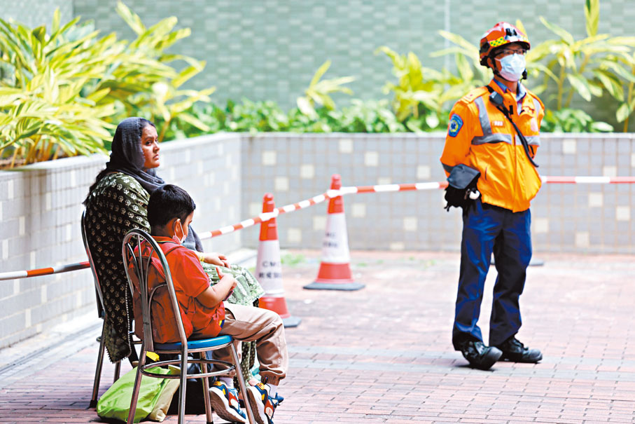 ◆有南亞裔住客一度被疏散到樓下安全位置暫避。 香港文匯報記者劉友光  攝