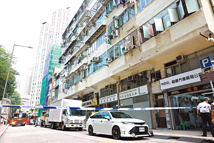 ◆劉佩玉指劏房難免對樓宇結構造成額外負荷。圖為有單位出現裂縫的永康街50E號。香港文匯報記者劉友光  攝