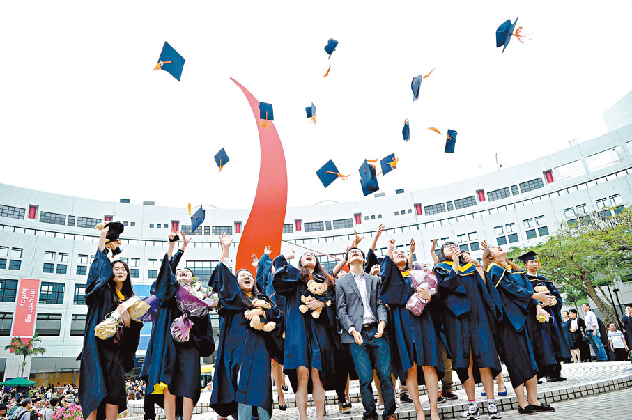 ◆香港科技大學工程學於THE最新學科排名全球第三十三位，連續13年榮獲全港第一。圖為科大畢業生。 資料圖片