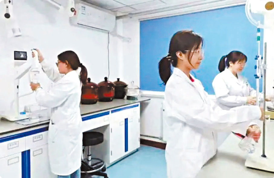 ◆在核醫學領域，高丰度鉬-98和鉬-100同位素是生產放射性同位素鉬-99的前置核素，鉬-99進一步衰變生成鎝-99m，是目前核醫學中應用最為廣泛的診斷用放射性核素。圖為中核集團核理化院科研人員在工作。 網上圖片