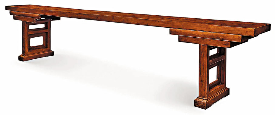 ◆明末清初黃花梨獨板架几式巨型供案。（圖片來源：北京保利）
