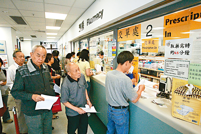◆ 醫務衞生局優化治療嚴重或罕見疾病的新藥審批，加速「好藥港用」，造福市民。圖為市民在公立醫院藥房取藥。資料圖片