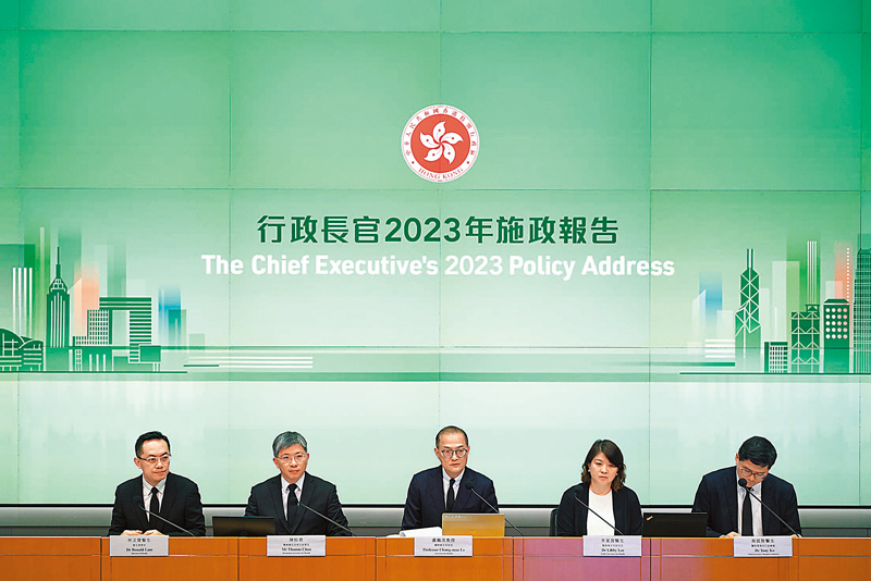 ◆醫務衞生局局長盧寵茂昨日聯同相關官員及醫管局行政總裁高拔陞舉行記者會，闡述醫衞局發展藍圖。 中通社