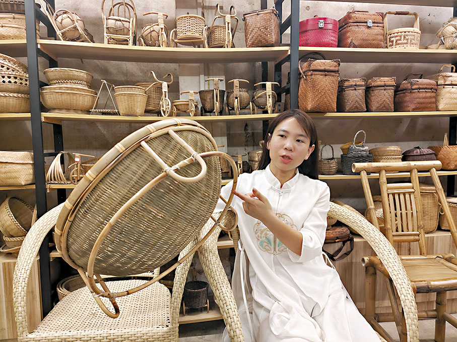 ◆竹編貓窩由竹編水果籃改造設計而成。 香港文匯報記者曾萍  攝