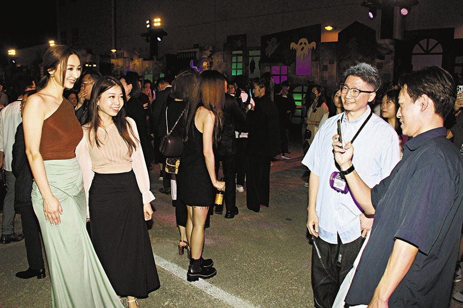 ◆高海寧與客戶合影。