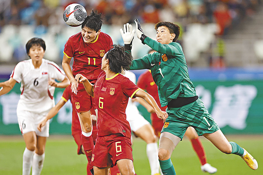 ◆中國選手王珊珊（11號）爭搶頭球。 中新社