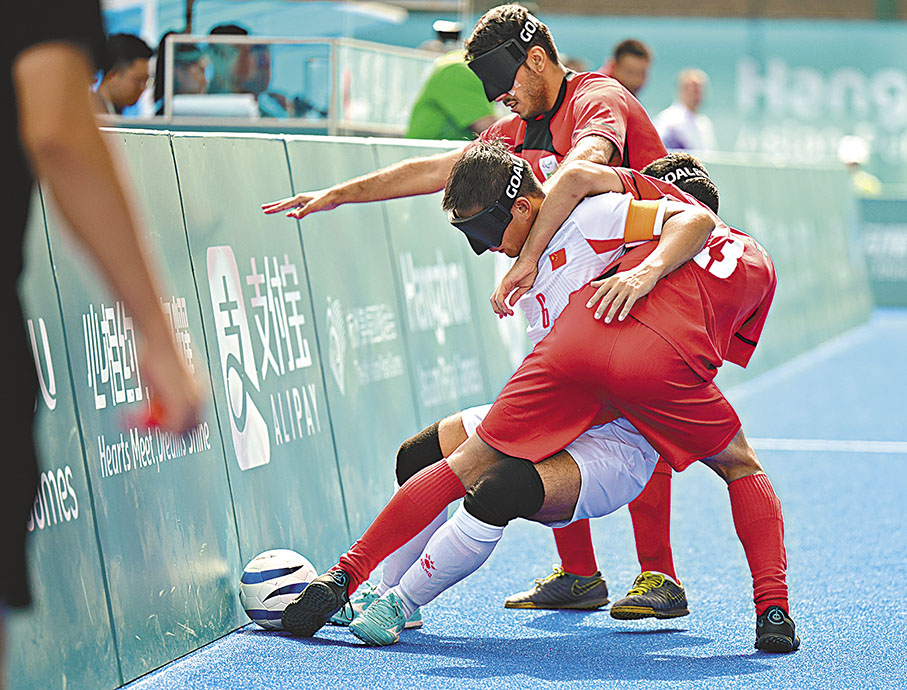 ◆中國球員張家彬（白衫）在盲人足球決賽遭對手夾擊。 新華社