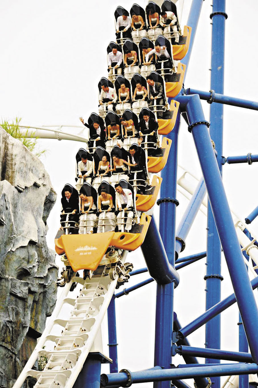 ◆「雪域雄鷹」是深圳歡樂谷彈射式過山車類遊戲項目，耗資2億元人民幣打造，是目前全國最高、最長的彈射式過山車之一。 資料圖片