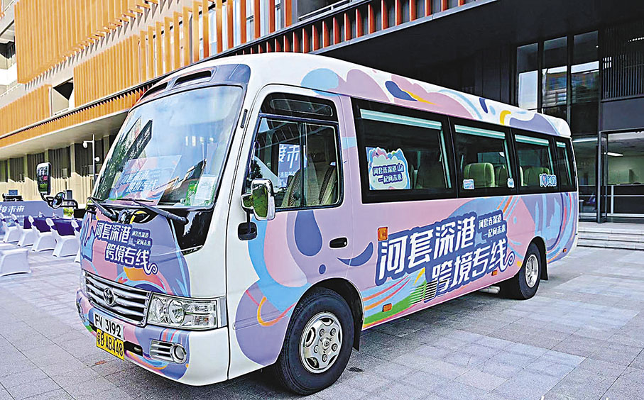 ◆粉藍粉紅相間的跨境中巴車。 香港文匯報深圳傳真