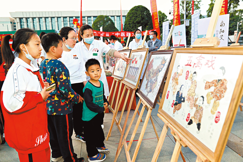 ◆南陽市市民學中醫、用中醫的氛圍十分濃厚。   宛萱  攝