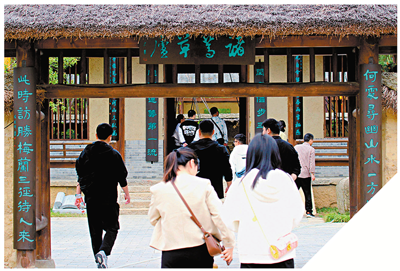 ◆河南省南陽市臥龍崗文化園，遊客在諸葛草廬參觀。