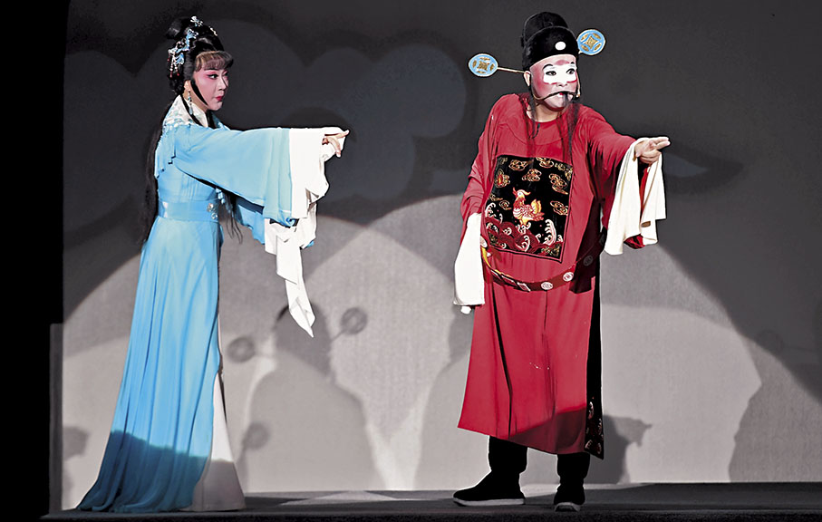 ◆梅花獎得主陳瓊飾演張岫玉（左）。