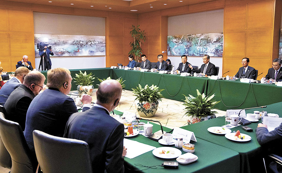 ◆10月28日，中共中央政治局委員、外交部長王毅在華盛頓同美國工商業等各界代表座談。     新華社