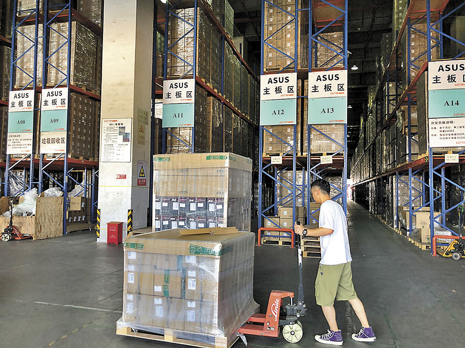 ◆廣州航空物流公共信息平台上線，打通了機場口岸監管部門和貨代、貨站等空運物流各環節企業間的信息壁壘。圖為廣州某物流貨倉。 香港文匯報記者方俊明  攝