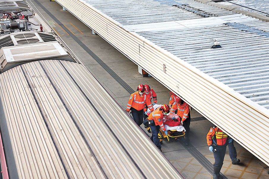 ◆墮軌被救起女子昏迷送院，證實不治。香港文匯報記者鄧偉明 攝 