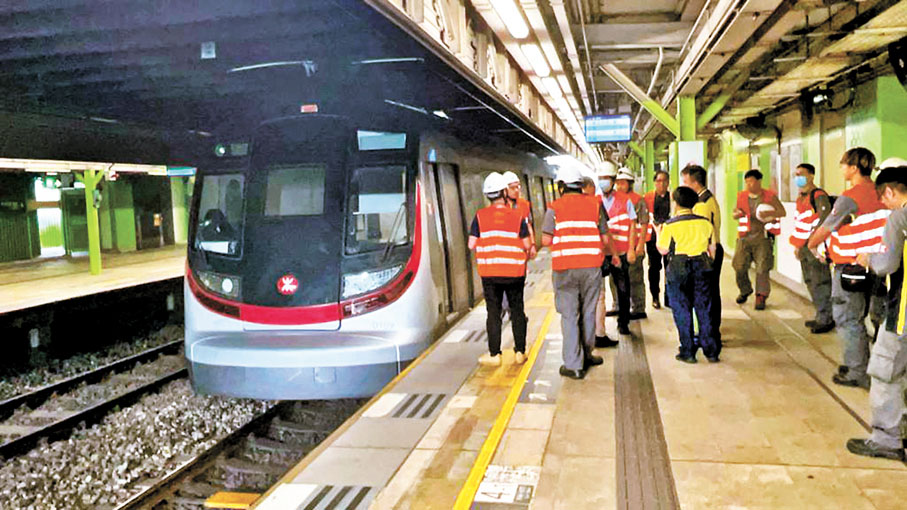 ◆港鐵人員在月台調查，可見列車左邊車頭損毀。