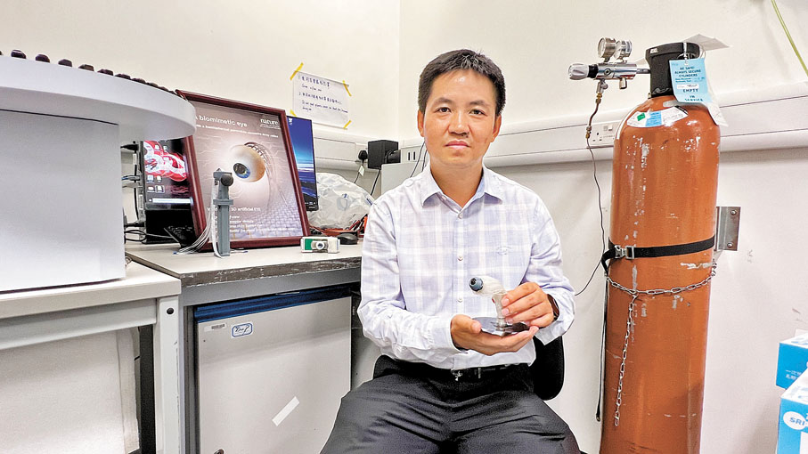◆范智勇多年來致力研發「仿生眼」和「仿生電子鼻」等仿生感官器件，其研究成果獲國際同行肯定為「過去幾十年來仿生眼開發的重要突破」。香港文匯報記者姬文風  攝
