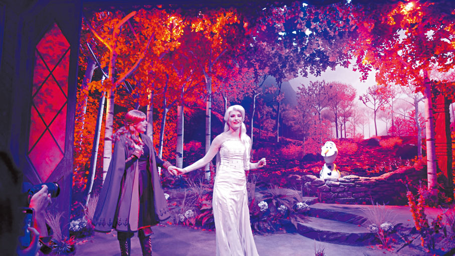 ◆安娜與愛莎走在槭樹林中。