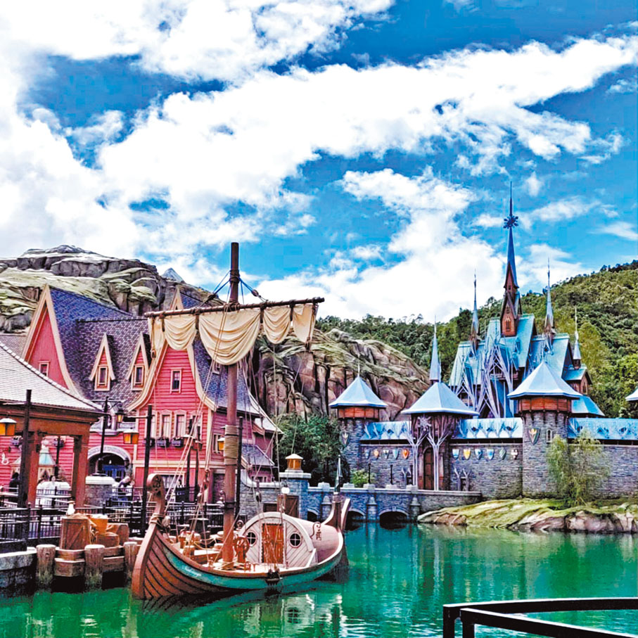 ◆灣畔碼頭泊着木船。